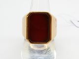 l'image d'une bague contenant une pierre rouge