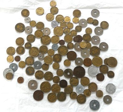 beaucoup de pièces qui sont sur la table