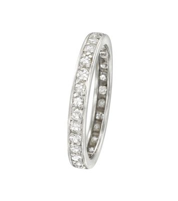 gros plan d'une bague en diamant sur fond blanc
