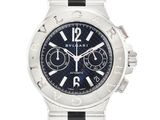 un gros plan d'une montre sur un fond blanc avec un fond blanc