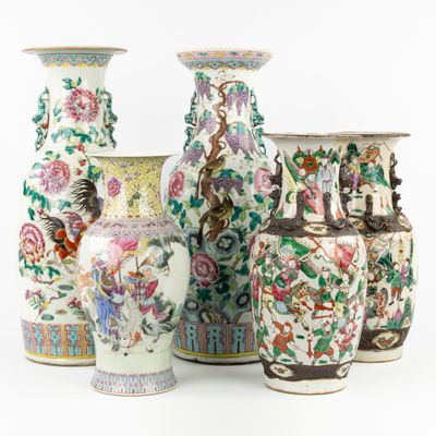 quatre vases placés les uns à côté des autres