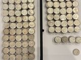 deux vitrines remplies de pièces d'argent posées sur un support blanc