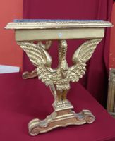 Table basse en bois doré, supports composés de cygnes aux ai… (photo 4)