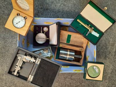 de nombreux modèles de montres différents dans une boîte posée par terre