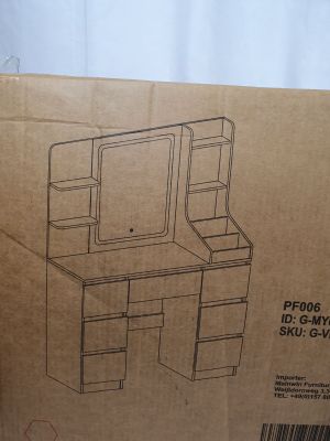 boîte en carton sur laquelle est dessiné un bureau avec un ordinateur dessus