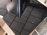 une plaque de cuisson noire posée sur une boîte en carton