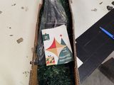 une boîte en carton contenant un sapin de Noël