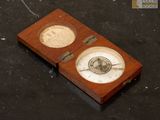 une petite boîte en bois avec une horloge à l'intérieur