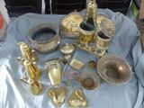 une table sur laquelle sont posés de nombreux objets en laiton