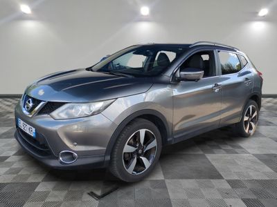une Nissan QX-V argentée garée sur un sol à damier