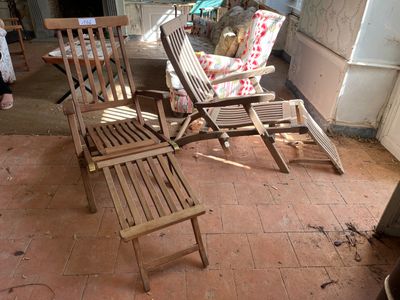 deux chaises en bois et un banc dans une pièce