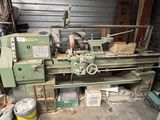 une grande machine qui se trouve dans un garage