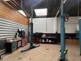 un garage rempli d'outils
