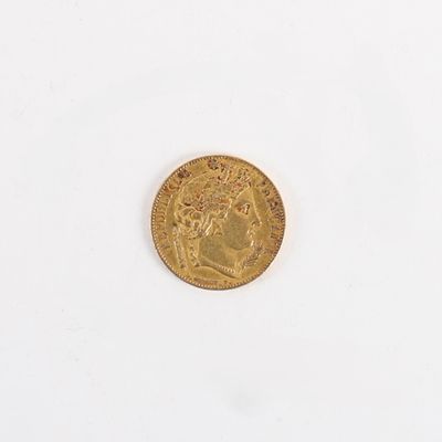 gros plan d'une pièce d'or sur une surface blanche