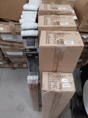 de nombreuses boîtes de papier toilette empilées les unes sur les autres