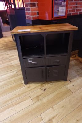 une armoire noire avec un plateau en bois, posée sur un parquet