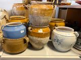 de nombreux types de vases exposés dans un magasin