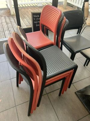quatre chaises et une table sur la terrasse