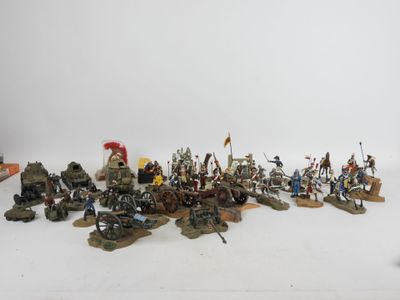 de nombreuses figurines de différents types et tailles sur la table
