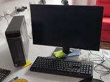 un bureau d'ordinateur équipé d'un écran, d'un clavier, d'une souris et d'un tapis de souris