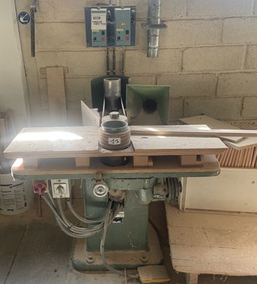 a machine that is sitting on a table in a room