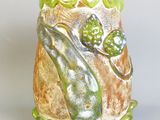 un vase sur lequel est représentée une grenouille et sur lequel se trouve une grenouille