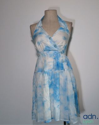 robe bleu et blanc à effet tie-dye sur un mannequin, un mannequin, un mannequin, un mannequin, un mannequin, un mannequin, un mannequin, un mannequin