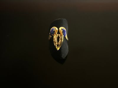 Bague en or jaune 18K à motif de feuille ajourée, épaulée de deux pier - Photo 1