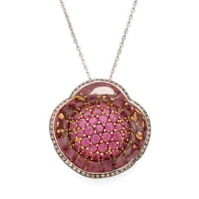 un pendentif rose et or serti de diamants, monté sur une chaîne