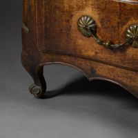Commode à façade mouvementée en noyer et placage de noyer (f… (photo 6)
