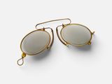 une paire de lunettes de soleil sur fond blanc