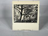 un dessin en noir et blanc représentant un arbre dans une forêt