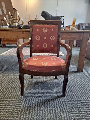 a chair that is sitting in the middle of a room