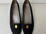 chaussures en daim noir avec un bouton doré au talon