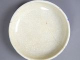 an image of a white plate with a crack in the middle