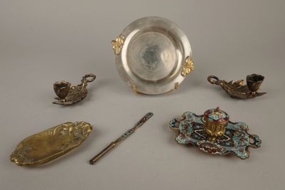 beaucoup d'objets en argent et en or sur la table