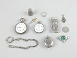 beaucoup d'objets en argent qui se trouvent sur la table