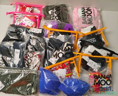 de nombreux sacs contenant des vêtements et d'autres objets posés sur une table