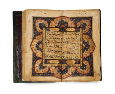 un livre ouvert sur lequel figurent des caractères arabes