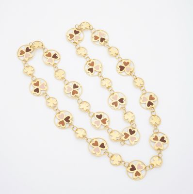 un collier en or orné de cœurs