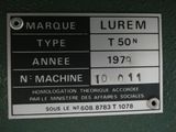 une étiquette apposée sur le côté d'une machine et indiquant le type de marque
