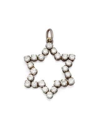 un pendentif en forme d'étoile en diamant sur fond blanc