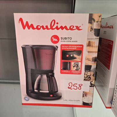un carton contenant une cafetière, exposé dans un magasin