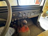 le volant et le tableau de bord d'un vieux camion