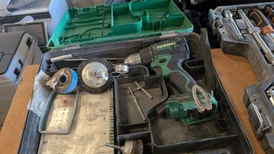 une boîte à outils posée sur une table dans une pièce