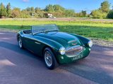 une photo d'une voiture de sport verte garée sur le bord de la route