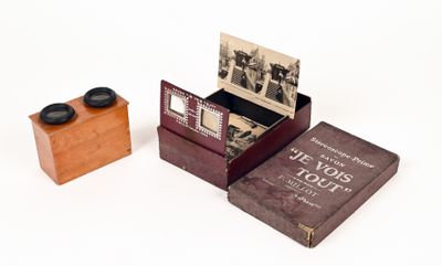 une petite boîte en bois contenant un livre et une petite boîte dans laquelle se trouve une image