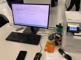 un ordinateur de bureau posé sur un bureau, avec une calculatrice et une autre calculatrice
