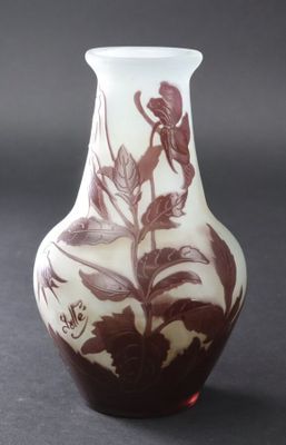un vase orné d'un motif marron et blanc