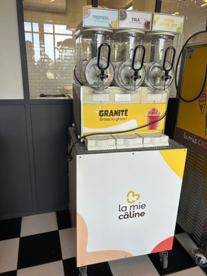 une machine posée sur un chariot dans un magasin